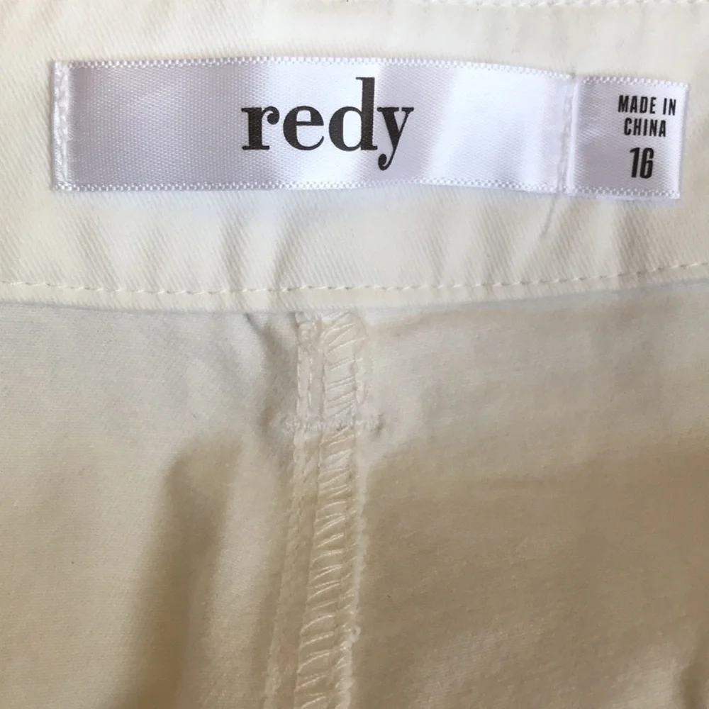 NEW REDY White Shorts. Size 16‎